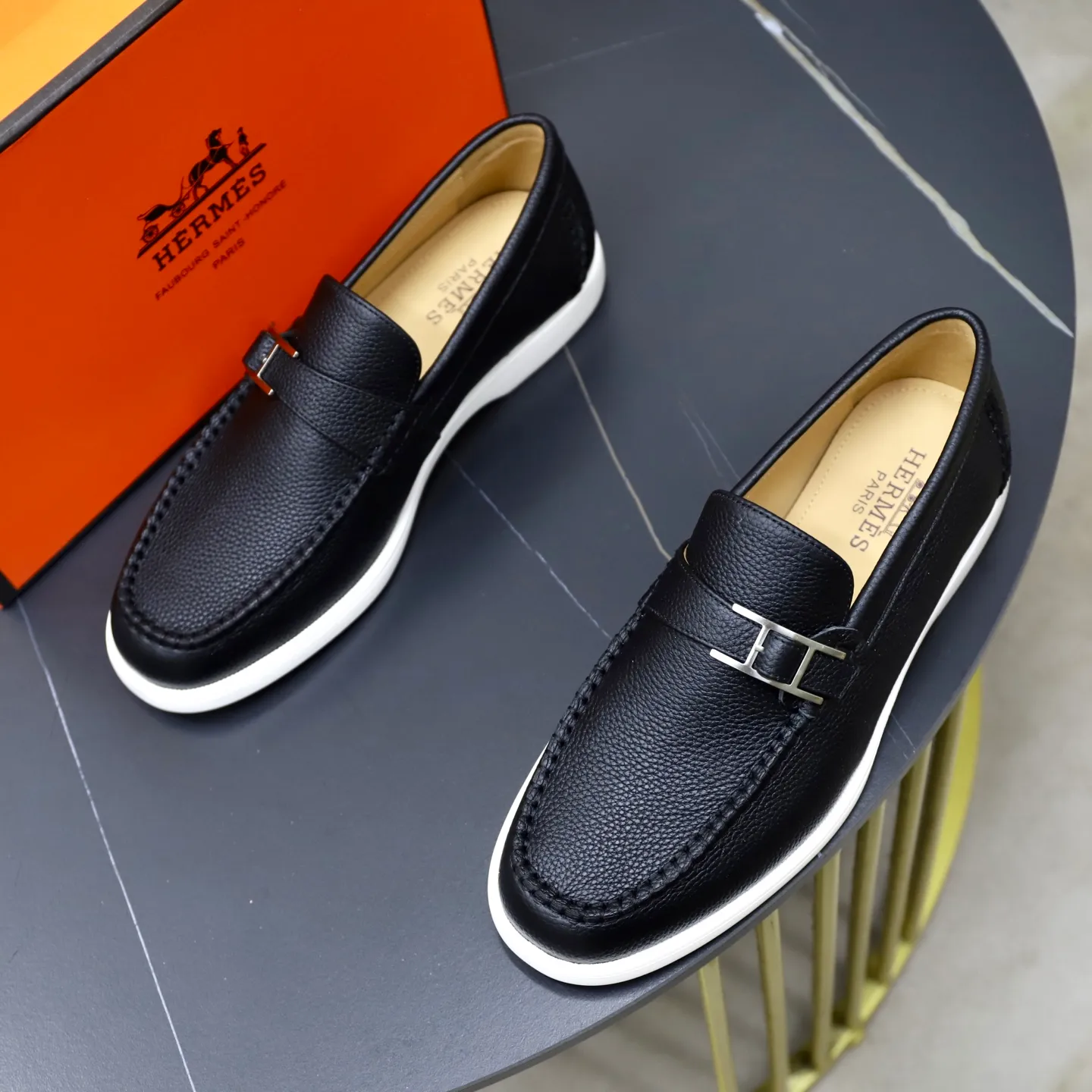 Ex-factory price: 560💰Hermès/Hermès slip-on men's shoes. This shoe is made of imported pebbled cowhide. It has simple and smooth lines and is combined with aerodynamically designed 3CM rubber foam ultra-light soles! Youthful and fashionable, classic H-shaped hardware buckle decoration, calf lining gently wraps the feet, with logo cowhide feet, casual and urban style, highlighting youthful vitality, sports and leisure version, super versatile, code number: 38-39-40-41-42-43-44 standard leather shoe size (45 can be customized but does not support returns)